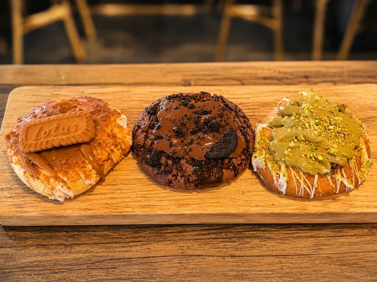 Tres cookies en fila: Lotus, triple chocolate y pistacho.